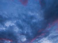 Glühende Wolken bis in obere Schichten